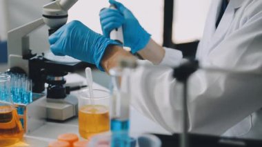 Laboratuvarda çalışan bir bilim adamı..