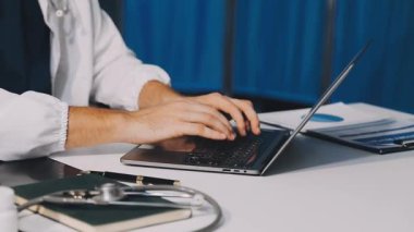 Hastane ofisinde çalışan bir doktor.