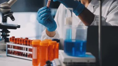 Mikroskopla çalışan laboratuvar çalışanlarını kapatın.