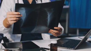 Doktor dijital röntgen filmi tutuyor.