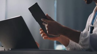 kapalı - ofiste tablet kullanan erkek elleri