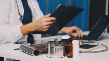 doktor dijital tabletle çalışıyor