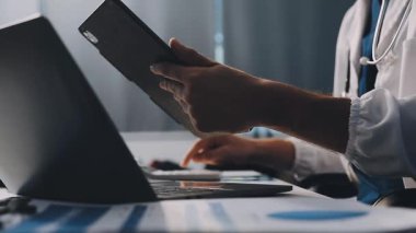 Doktor ofisinde bir bilgisayar kullanarak