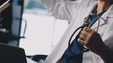 Kadın doktor steteskop tutuyor..