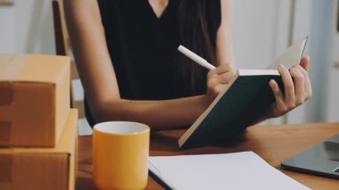 Masada kitap okuyan bir kadın.