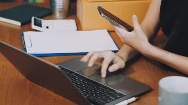 Evde office çalışan genç kadın