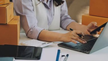 Alışveriş merkezinde online alışveriş için dizüstü bilgisayarı ve kredi kartı olan kadın eli, online alışveriş konsepti.