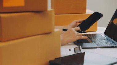 Online dağıtım hizmeti konsepti. Dizüstü bilgisayarı ve paket kutuları olan bir adam..