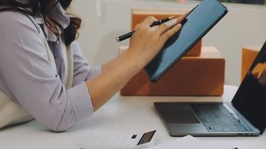 laptop ve kredi kartı kullanan kadın