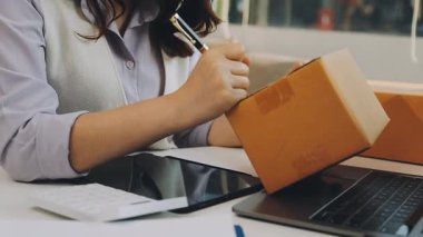 Ofiste bir dizüstü bilgisayar üzerinde çalışan kadın