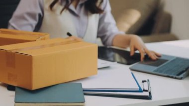 İşadamı ofiste dizüstü bilgisayar ve kutuyla çalışıyor..