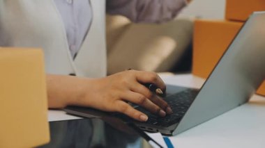 Dizüstü bilgisayar kullanma office iş adamları