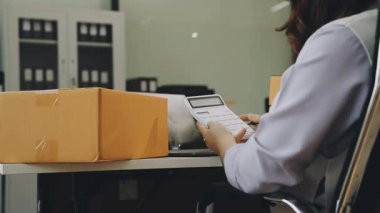 İş kadını ofiste dizüstü bilgisayarla çalışıyor..