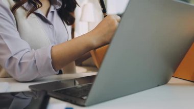 İş kadını dizüstü bilgisayar ve kredi kartını kullanarak evdeki ofisten alışveriş, alışveriş, e - ticaret ve ödeme, e ticaret