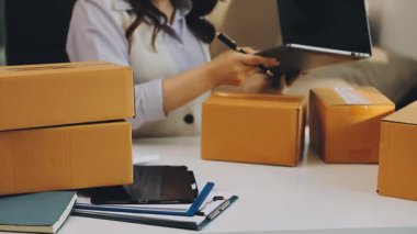 Paket taşıyan bir kadın, online alışveriş, e - ticaret ve online iş konsepti