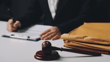Avukat ofisinde çalışıyor, hukuk bürosu, yasal belgeler.