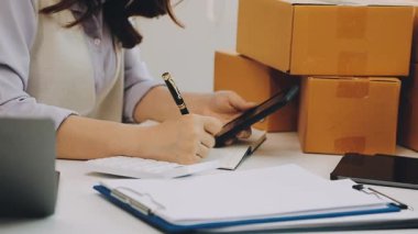 İş adamı ofisteki panoya yazı yazıyor, online alışveriş ve iş konsepti