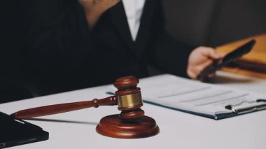 Avukatın elleri ofiste..