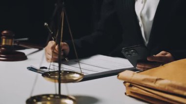 Avukat ya da avukat konsepti. Avukat ya da yargıç tokmağı masaya yatırın. Hukuk ve hukuk hizmetleri kavramı.