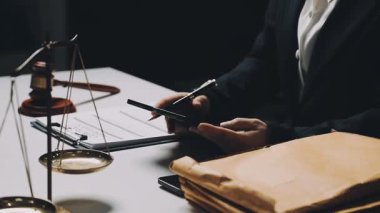 Avukat ofiste teraziyle çalışıyor..