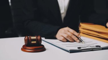 Yargıç vel belgelerle ve belgelerle