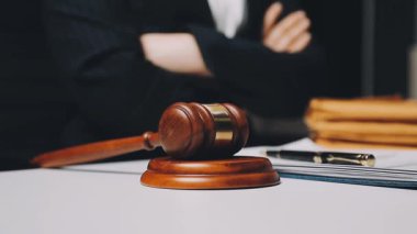 Ofiste çalışan avukat.