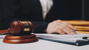 Ofiste çalışan avukat