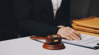 Çekiçli bir işadamı