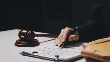 Avukat tokmak ile mahkeme salonunda çalışıyor.