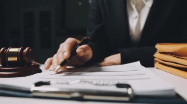 Yargıç Tokmak ve avukat. Belgelerle çalışan avukat ya da hakim.