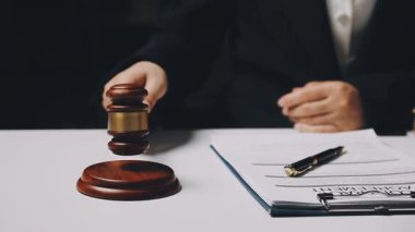 Avukat, avukat ya da avukat bir müvekkil ile sözleşme üzerinde çalışıyor. Hukuk, hukuki danışmanlık, hukuk hizmetleri, hukuki adalet kavramı.