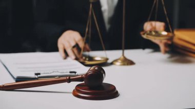 Yargıç Tokmak ofisinde.