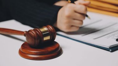 Yargıç tokmak ve hukuk kitapları