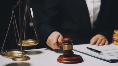 Avukat ofiste dizüstü bilgisayarla çalışıyor..