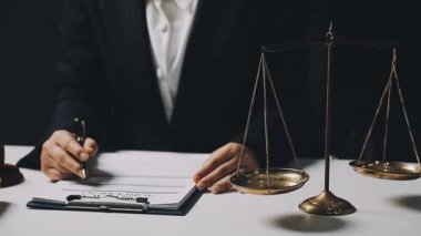 Avukat teraziler, ofis, hukuk ve adalet kavramlarıyla çalışıyor.