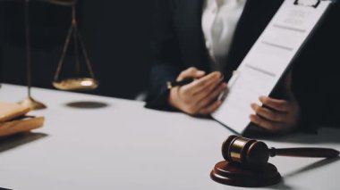 Yargıç Tokmak ve evraklar arka planda.