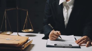 Ofisteki masada çalışan avukat..