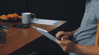 Dijital tablet kullanan işadamı