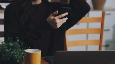 yakın plan - ofiste dizüstü bilgisayar kullanan genç bir kadının görüntüsü