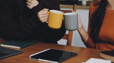 Evdeki kafede kahve içip kitap okuyan iki kadın..