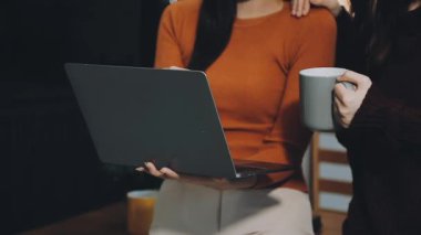 iş kadını tablet kullanma