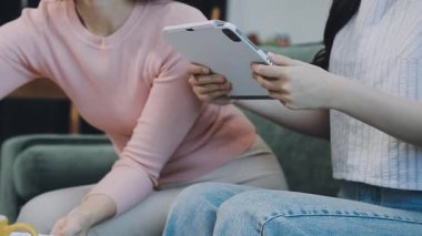 Ofisinde tablet tutan genç bir kadın.