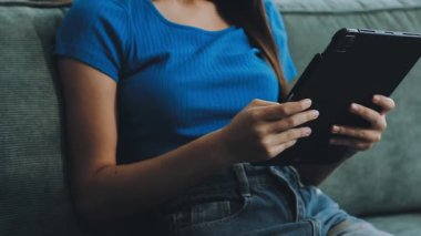 Dijital tablet tutan ve ekranda ev, ev ve yaşam tarzını izleyen kadın.