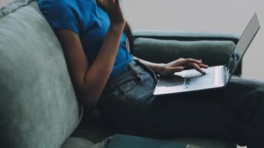 Dizüstü bilgisayar kullanan genç kadın