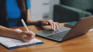 Not defterine notlar yazan kadın