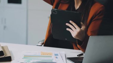 Ofiste çalışan bir iş adamı.