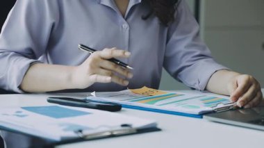 Ofiste çalışan iş kadını.