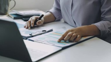 Kapat - iş kadınının tablet üzerinde çalışması
