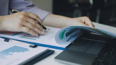 Ofis masasında çalışan bir iş adamı.