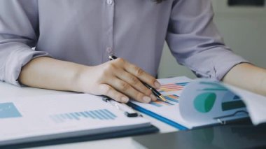 Ofiste çalışan iş adamı